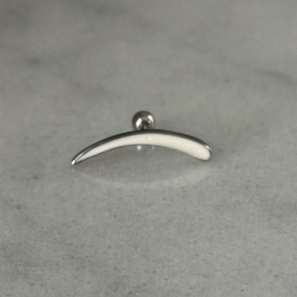 Silver White Arch Large Cartilage Statement Earring
Brand New - Picture 3 of 4